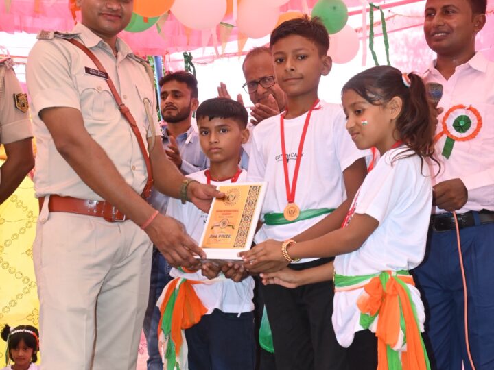 Students receiving prizes on Independence Day