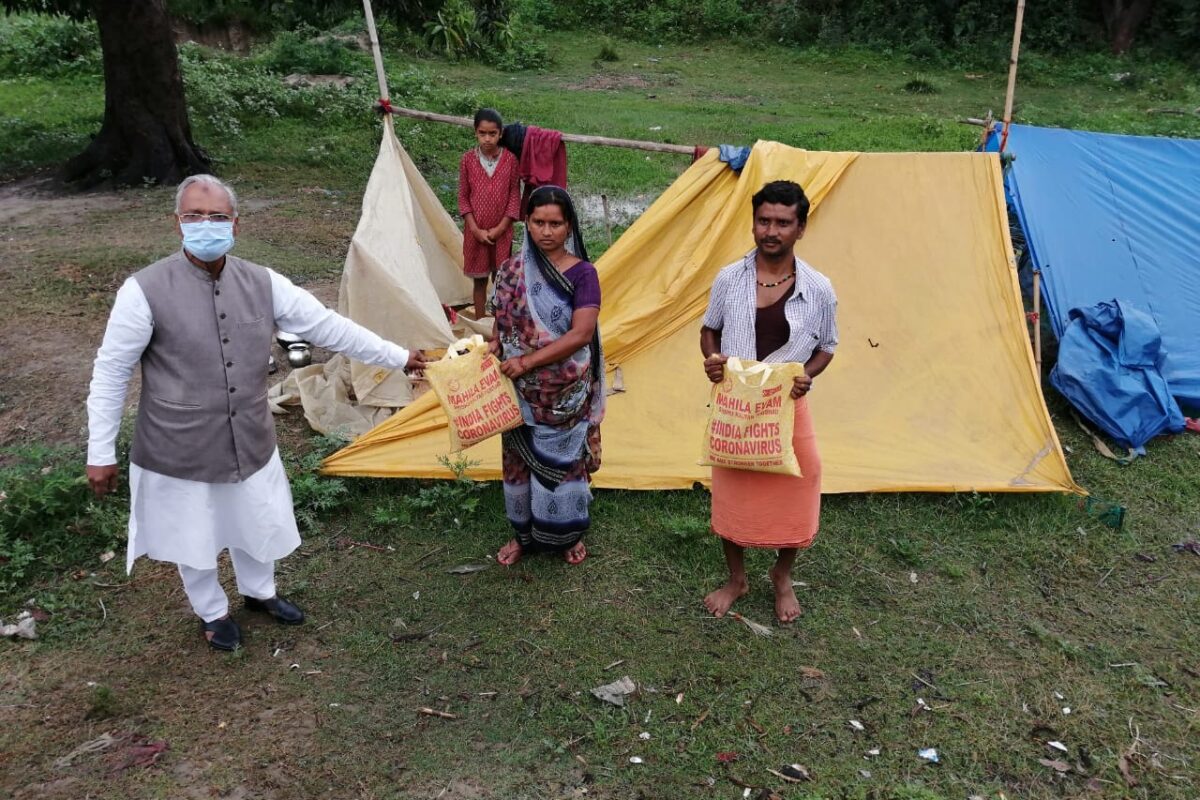 Rural Development 8 Volunteers distributing relief kits to families with social distancing during the COVID-19 lockdown