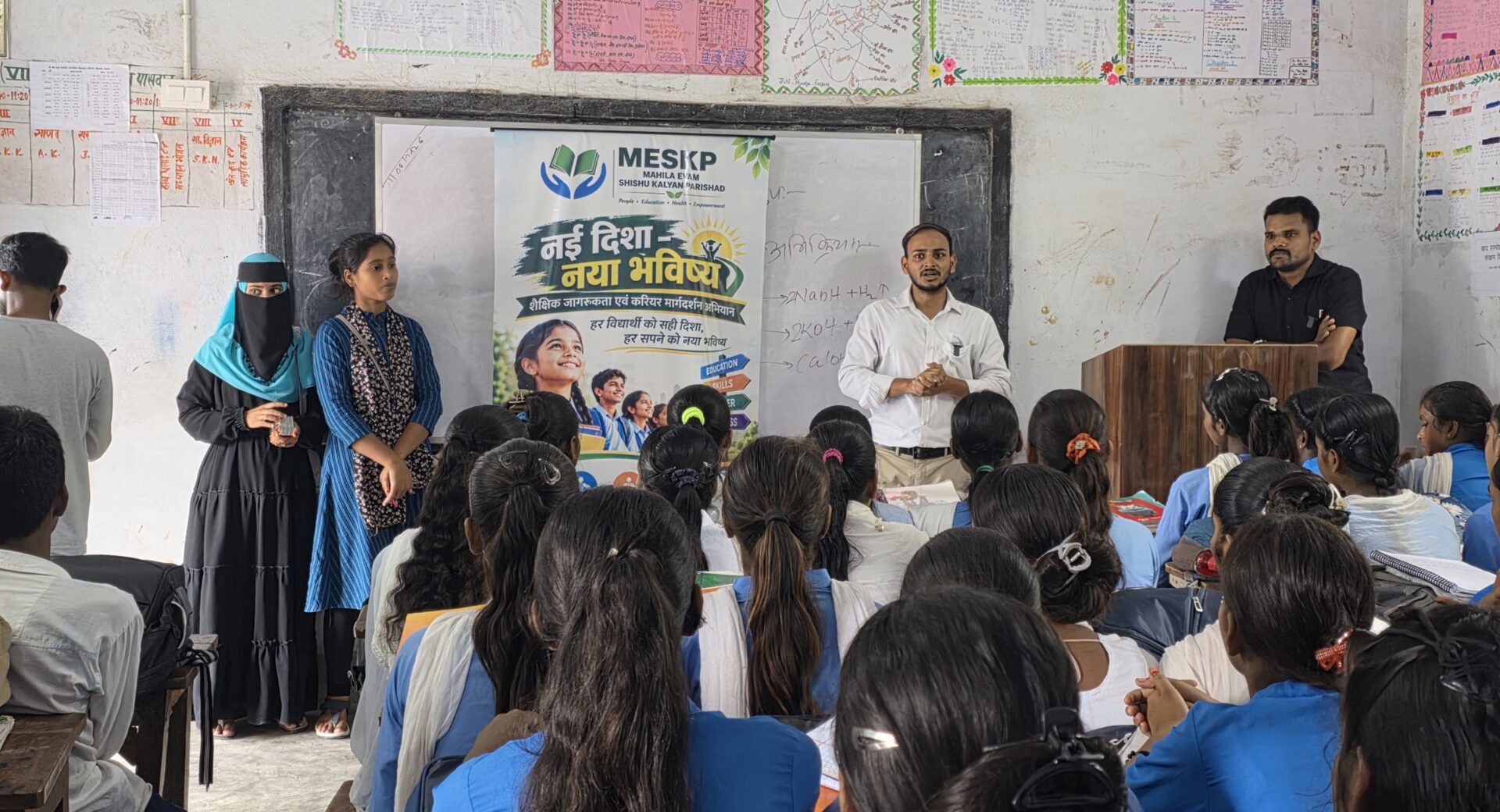 Nai Disha 1 Students listen at a Nai Disha educational awareness and career guidance session