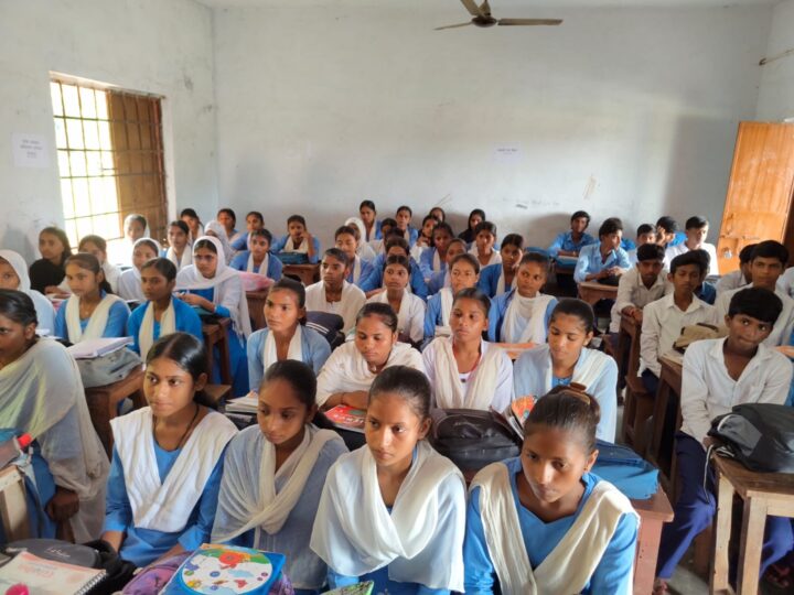 Nai Disha 3 A full classroom of students at a Nai Disha session