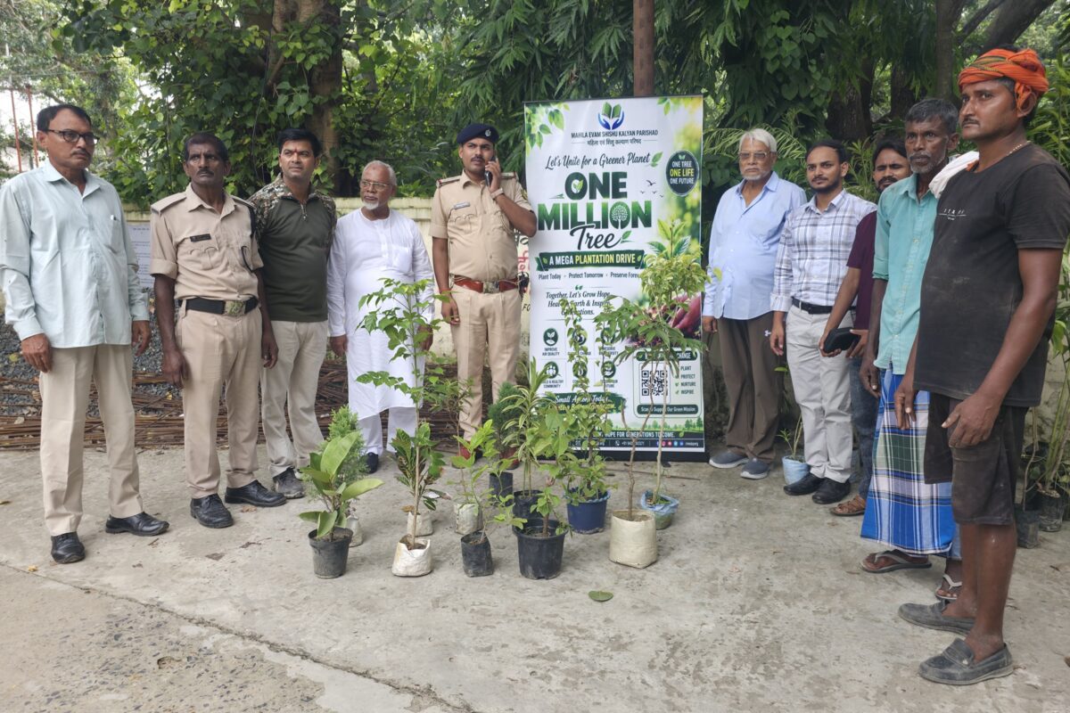 MESKP members and police officers with saplings for the One Million Trees drive at Singhwara police station