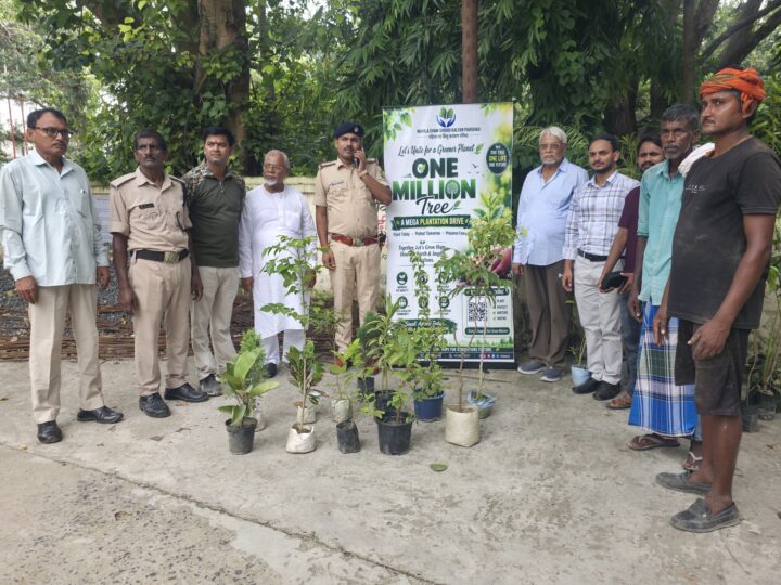 Home 6 MESKP members and police officers with saplings for the One Million Trees drive at Singhwara police station